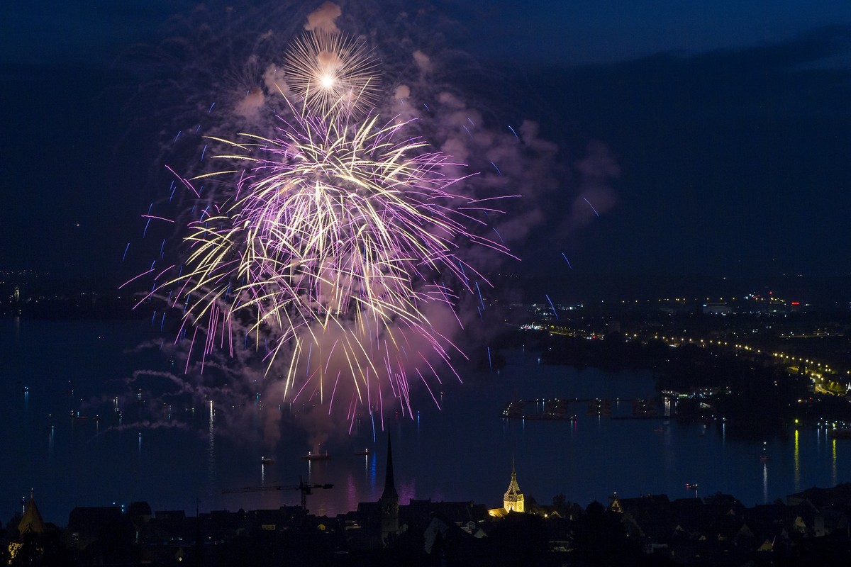 Feuerwerk ueber der Stadt Zug anlaesslich des Zuger Seefestes 2017, am Samstag, 24. Juni 2017. (KEYSTONE/Alexandra Wey)