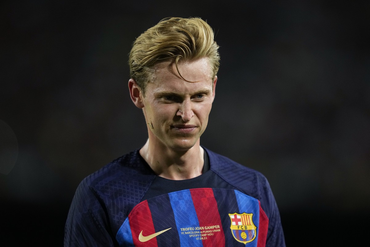 epa10110586 FC Barcelona's midfielder Frenkie de Jong reacts during the Joan Gamper trophy soccer match between FC Barcelona and Pumas UNAM at Camp Nou stadium in Barcelona, Catalonia, Spain, 07  ...
