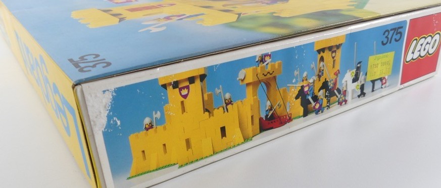 Die Verpackung des gelben Schlosses weist kleine Mängel auf.