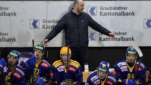Der Davoser Head Coach Christian Wohlwend, hinten, fordert von seinen Spielern mehr Einsatz, im ersten Eishockey-Pre-Playoff Qualifikationsspiel der National League zwischen dem HC Davos und dem SC Be ...