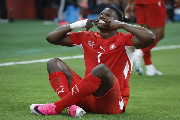<p>Breel Embolo zeigt dem Zahnarzt, dass er fleissig Zahnseide benutzt.</p>