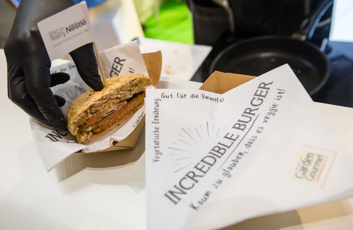 epa07296533 An employee presents the 'Incredible Burger' - a vegetarian burger by Nestle - at the International Green Week fair in Berlin, Germany, 18 January 2019. The International Green W ...