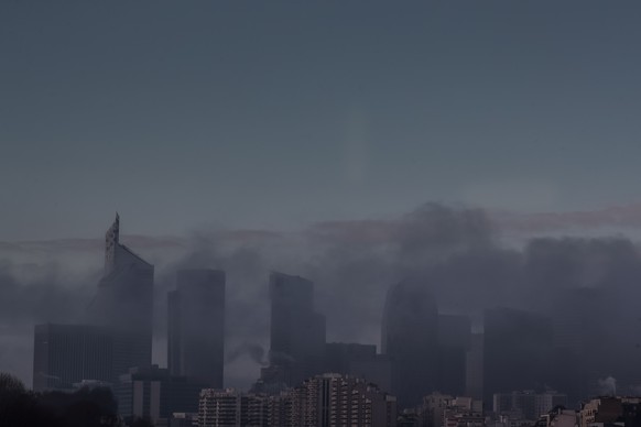 epa09693062 Heavy fog shrouds skyline of La Defense business district, in Levallois, near Paris, France, 18 January 2022. EPA/CHRISTOPHE PETIT TESSON