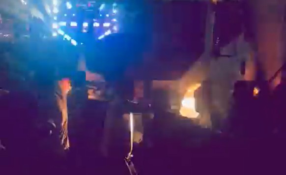 Videos auf X zeigen den Moment, in dem der Lastwagen in die Menge fährt.