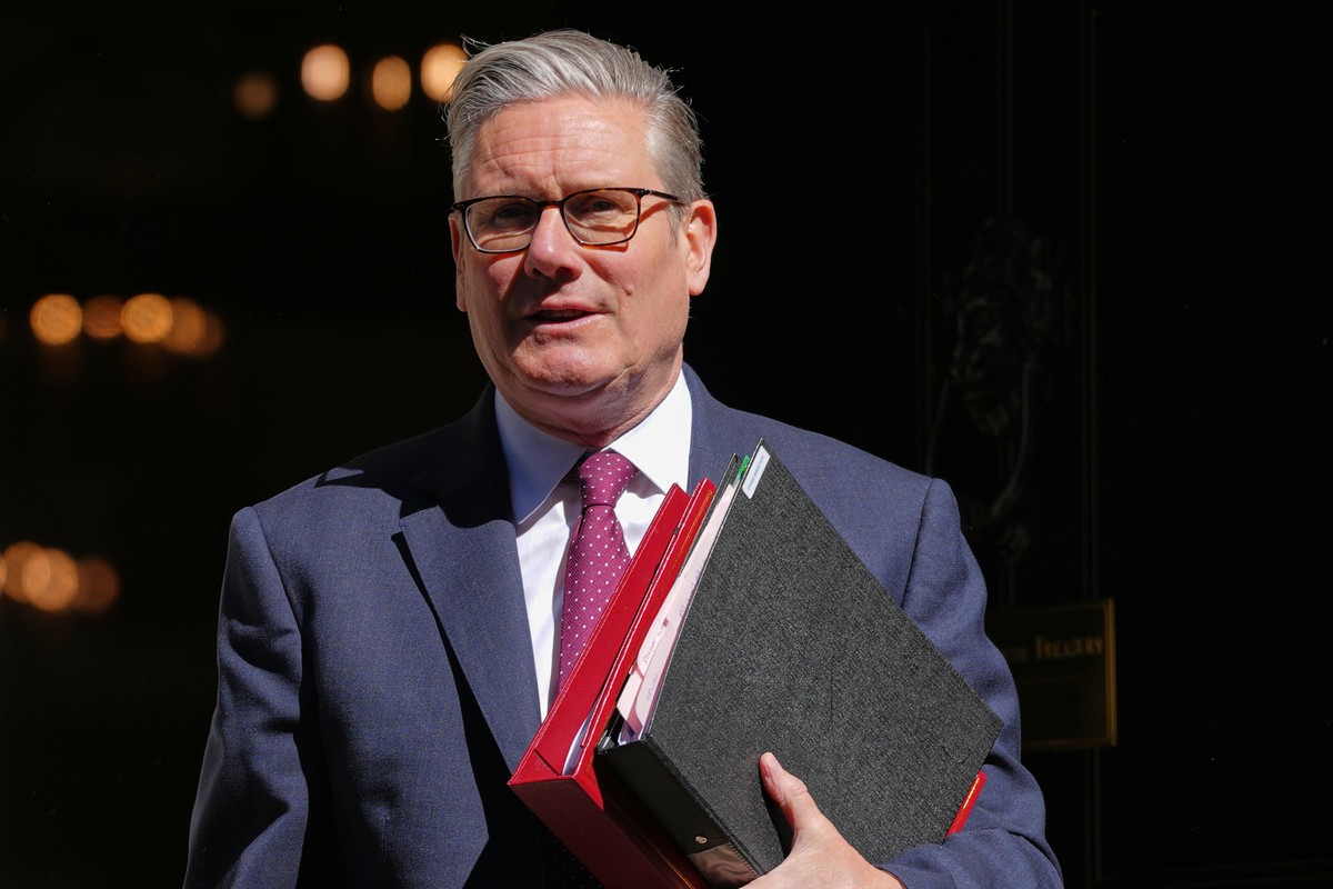 Britain's Prime Minister Keir Starmer leaves 10 Downing Street to attend the weekly session of Prime Minister's Questions in parliament in London, Wednesday, April 29, 2026. (AP Photo/Kirsty ...