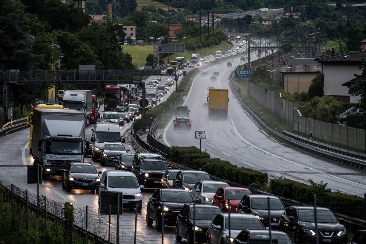 Autos stehen auf der A2 im Stau nachdem die Spur nach Norden voruebergehend geschlossen werden musste, aufgenommen am Mittwoch, 28. Juni 2017, in Maroggia im Tessin. Nach dem starken Regen und den hef ...