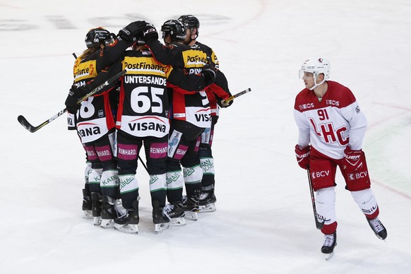 Berns Spieler jubeln nach dem Tor zum 4-3 durch Ramon Untersander, Mitte, neben Lausannes Joel Vermin, rechts, im Eishockey Meisterschaftsspiel der National League zwischen dem SC Bern und dem Lausann ...