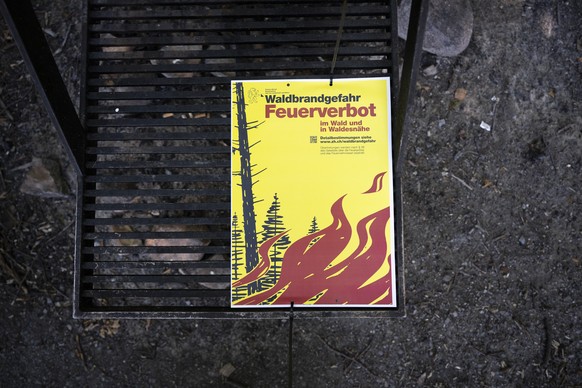 Auf einer Grillstelle auf dem Kaeferberg, macht ein Plakat auf die Waldbrandgefahr und das Feuerverbot im Wald und Waldesnaehe aufmerksam, am Donnerstag, 8. Juli 2026, in Zuerich. In weiten Teilen der ...