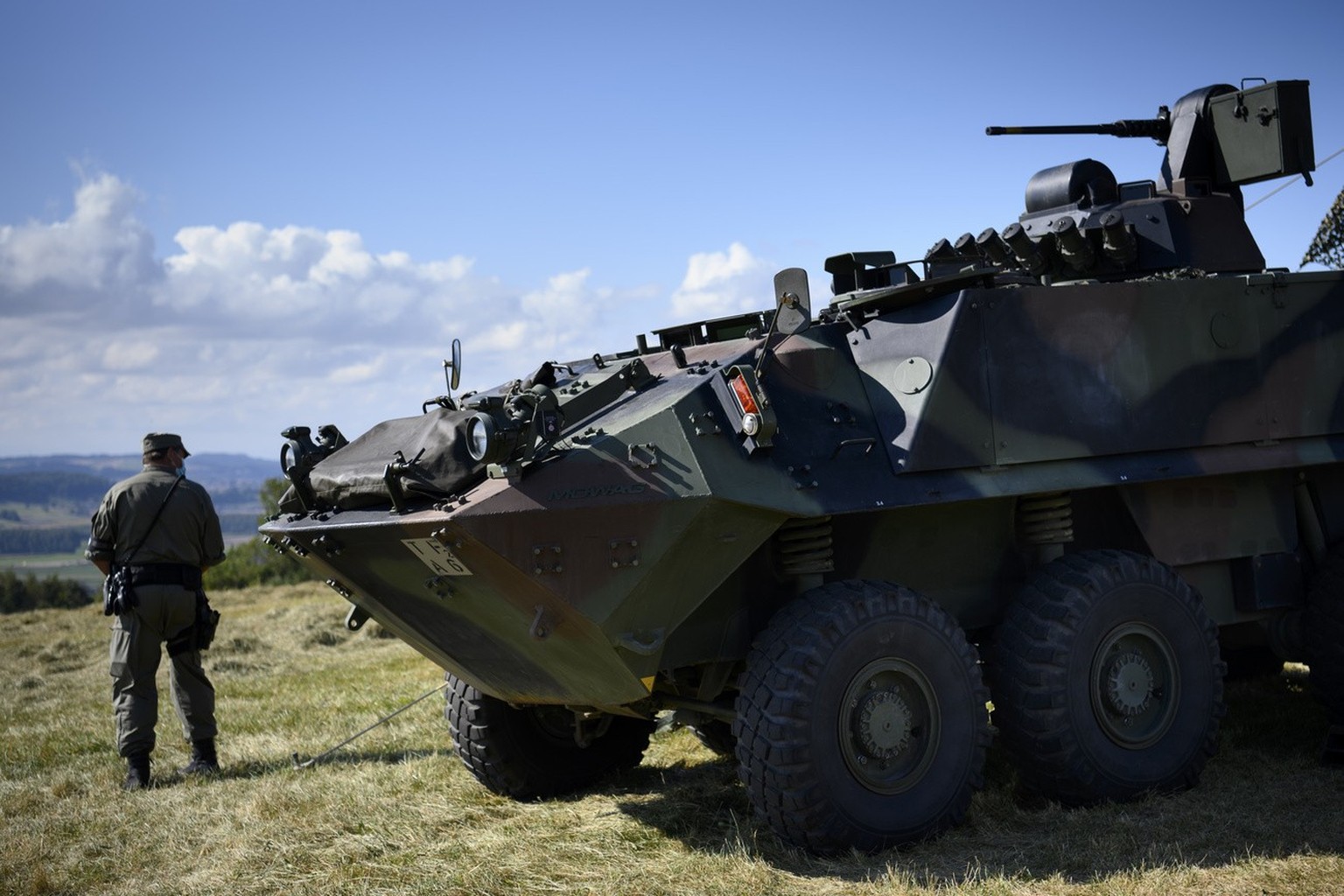 Un militaire de l&#039;armee suisse guarde un vehicule blinde type Mowag Piranha lors d&#039;une conference de presse sur une nouvelle charte de l&#039;environnement et un premier plan d&#039;action p ...