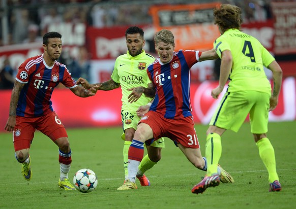 epa04745416 Munich's Thiago Alcantara (l) and Bastian Schweinsteiger (2r) and Dani Alves of Barcelona (2l) and Ivan Rakitic (r) of Barcelona during the UEFA Champions League semi final second leg soccer match between FC Bayern Munich and FC Barcelona in Munich, Germany, 12 May 2015.  EPA/SVEN HOPPE