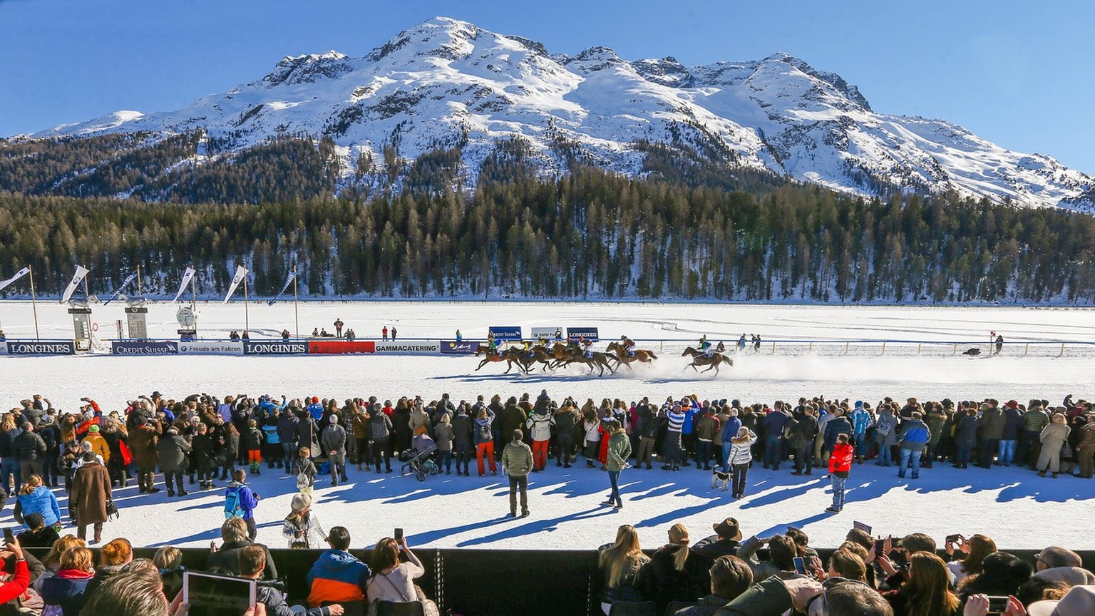 15&#039;000 gutgelaunte Besucher am dritten und letzten Renntag auf dem zugefrorenen St. Moritzer See und dies bei Kaiserwetter und angenehmen Temperaturen, aufgenommen am Sonntag, 17. Februar 2019, b ...