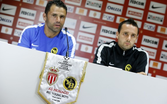 Uli Forte und Raphael Nuzzolo geben an der Pressekonferenz Auskunft.