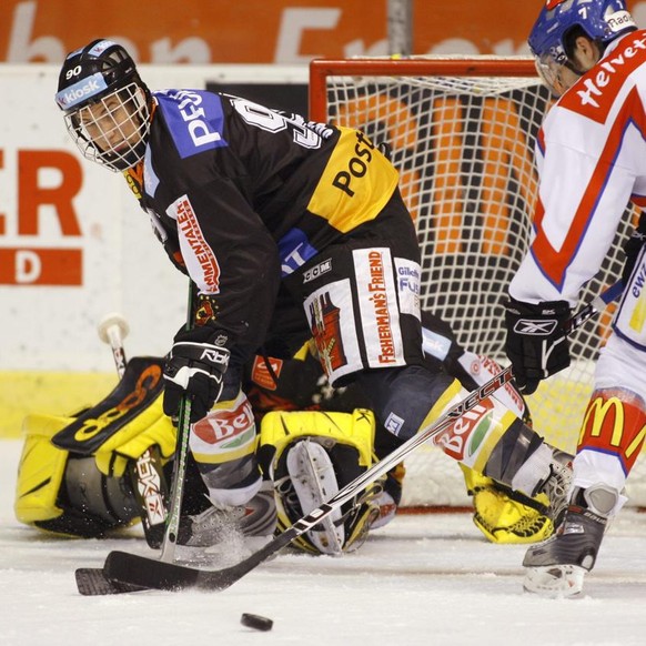 Der Zuercher Thibaut Monnet, rechts, bringt Unruhe vors Berner Tor mit Roman Josi und verdeckt, Goalie Marco Buehrer, im Spiel der Eishockey National League A zwischen dem SC Bern und den ZSC Lions, a ...