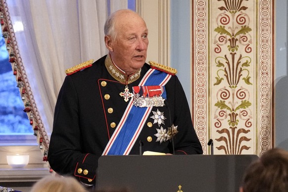 epa12018695 Norway's King Harald V gives a speech before a gala dinner at the Royal Palace during a state visit of the Icelandic presidential couple, in Oslo, Norway, 08 April 2025. Icelandic Pre ...