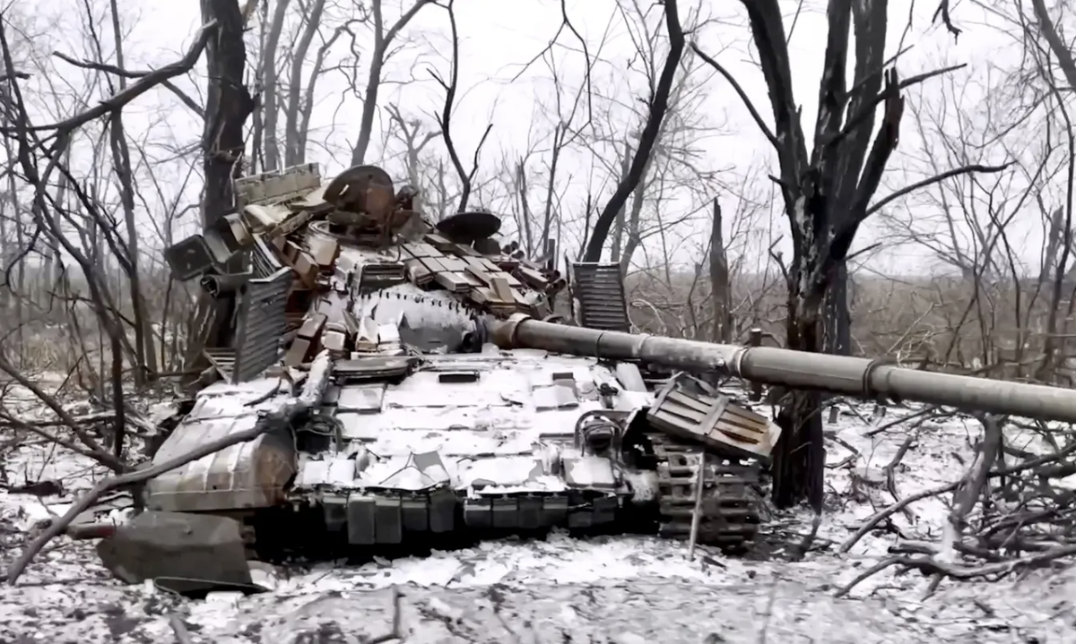 Un char de combat ukrainien détruit près d'Avdiivka.
