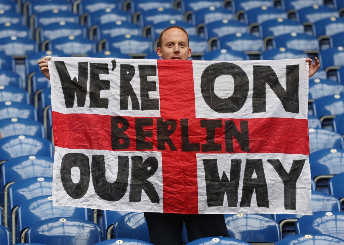 Gelsenkirchen, Germany, 30th June 2024. England fans set up before the UEFA European Championships round of 16 match at Arena Aufschalke, Gelsenkirchen. Picture credit should read: Paul Terry / Sporti ...