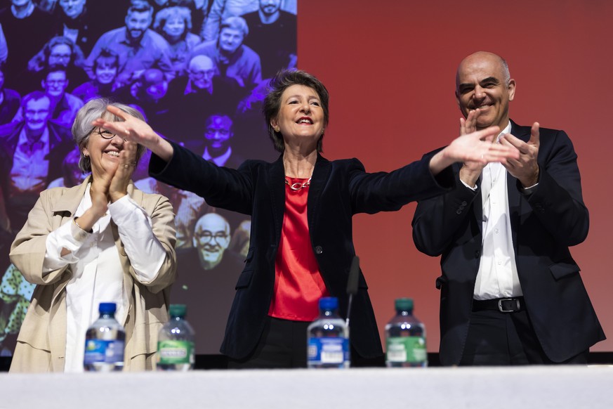 Alt-Bundesraetin Simonetta Sommaruga, Mitte, posiert bei ihrer Verabschiedung mit Bundesraetin Elisabeth Baume-Schneider, links, und Bundespraesident Alain Berset, am Samstag, 25. Februar 2023, in Fri ...