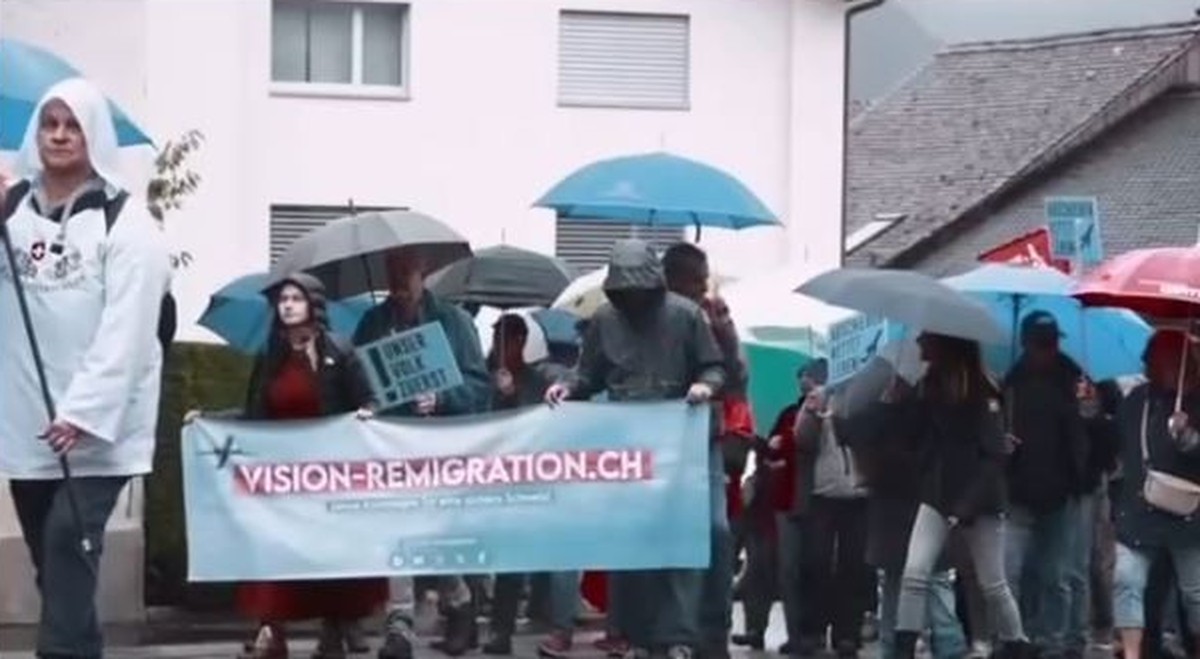 Junge Tat skandiert in Schwyz für Remigration
