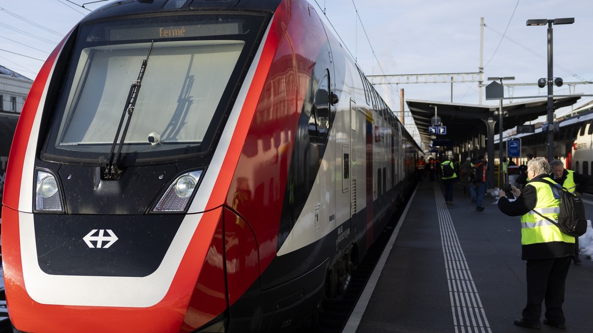 Ein mit Test-Equipment ausgeruesteter FV-Dosto Zug steht vor einer Medienfahrt im Bahnhof Zofingen zur Abfahrt bereit, am Dienstag, 13. Januar 2026, in Zofingen. Die Drehgestelle aller FV-Dosto-Zuege  ...
