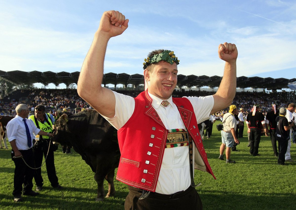 Schwingerkoenig Joerg Abderhalden posiert in Siegerpose fuer die Fotografen, am Sonntag, 26. August 2007, beim 41. Eidgenoessischen Schwing- und Aelplerfest im Schachen in Aarau. (KEYSTONE/Eddy Risch)