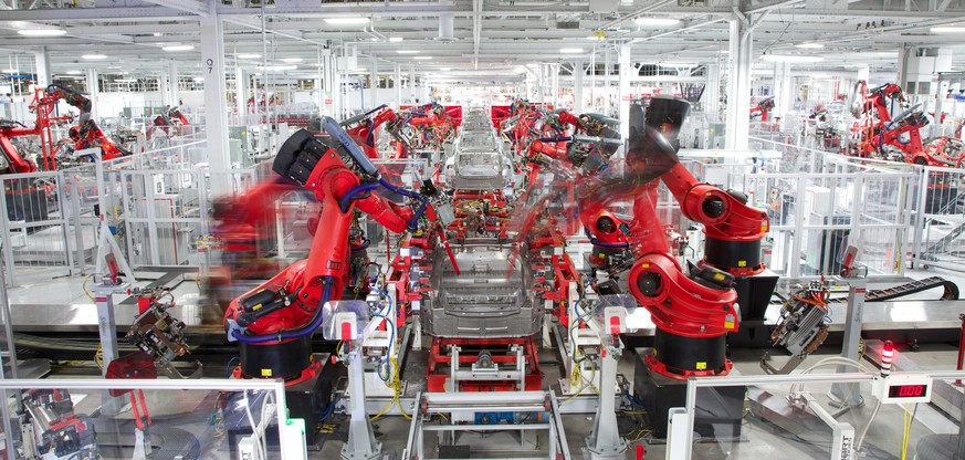 ARCHIVBILD ZUM GEPLANTEN STELLENABBAU BEI TESLA, AM DIENSTAG, 12. JUNI 2018 - epa06064183 In this handout photo made available by Tesla Motors on 03 July 2017 shows robotics at work on a Telsa car at  ...