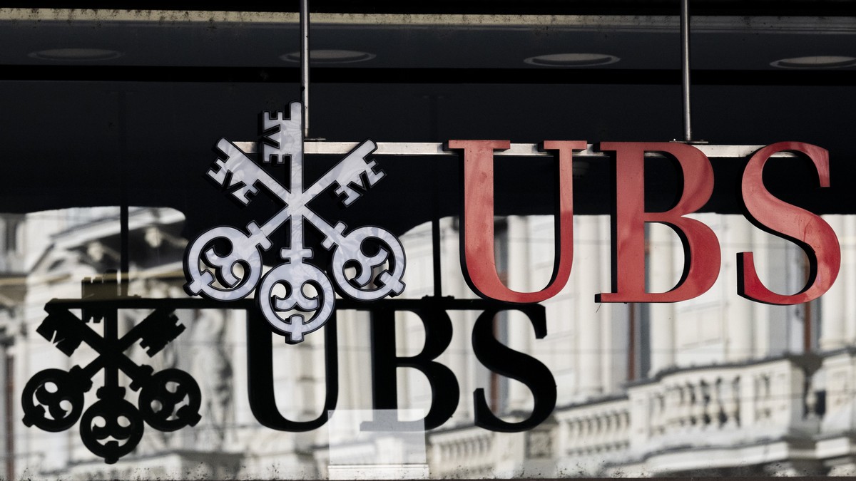 Das Logo der Bank UBS am Paradenplatz, aufgenommen am Dienstag, 6. Februar 2024 in Zuerich. (KEYSTONE/Ennio Leanza)