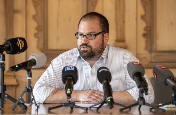 Der Schwyzer Kantonsrat Bernhard Diethelm informiert an einer Medienkonferenz die ueber die ihn betreffende Anklage der Staatsanwaltschaft, am Mittwoch, 28. Juni 2023 im Rathaus in Schwyz. Diethelm mu ...