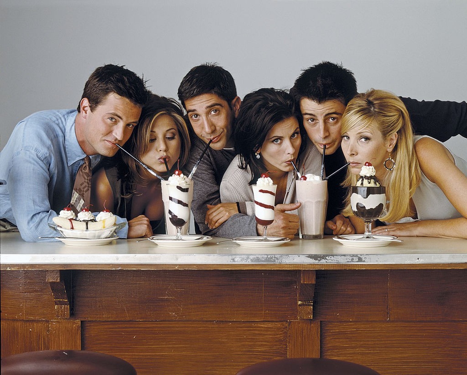 FRIENDS -- Pictured: (l-r) Matthew Perry as Chandler Bing, Jennifer Aniston as Rachel Green, David Schwimmer as Ross Geller, Courteney Cox as Monica Geller, Matt Le Blanc as Joey Tribbiani, Lisa Kudro ...