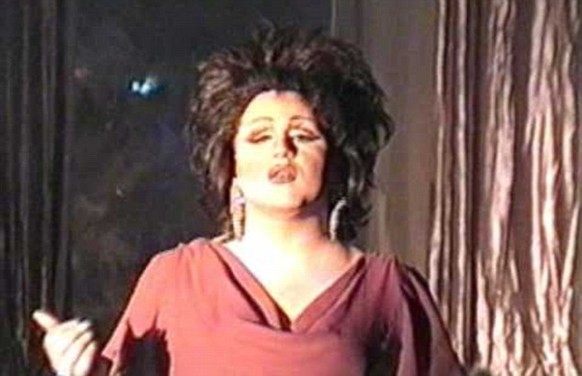 Wiles als Dragqueen Mona Sinclair.