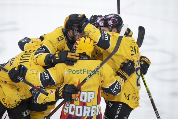 Ajoies Spieler jubeln nach dem Tor zum 4:2 im Qualifikationsspiel der Eishockey National League zwischen dem HC Ajoie und den SC Rapperswil-Jona Lakers in der Raiffeisen Arena in Porrentruy, am Dienst ...