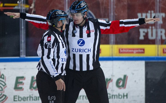 Linienrichter David Obwegeser, links, und Schiedsrichter Miroslav Stolc waehrend dem Penaltyschiessen im Eishockey-Meisterschaftsspiel der National League zwischen den SC Rapperswil-Jona Lakers und de ...