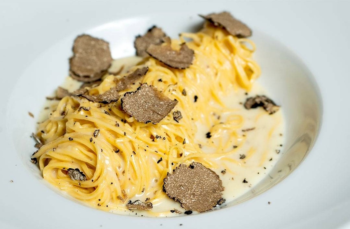 Federico Finessi - Küchenchef bei Il Tartufo Zurich. 
Tagliolini Tartufo 
&amp; Gebratene Jakobsmuscheln mit Milch-Topinamburpüree und Piemonteser Haselnüssen
https://www.iltartufo-zurich.com/