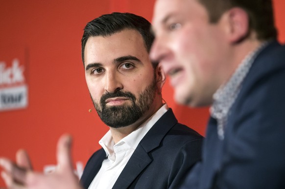 Olivier Kessler, No-Billag-Initiant, und Lukas Reimann, Nationalrat SVP-SG, von links, waehrend der Podiumsdiskussion zur No-Billag-Initiative am Mittwoch, 17. Januar 2018, im Hotel Schweizerhof in Lu ...
