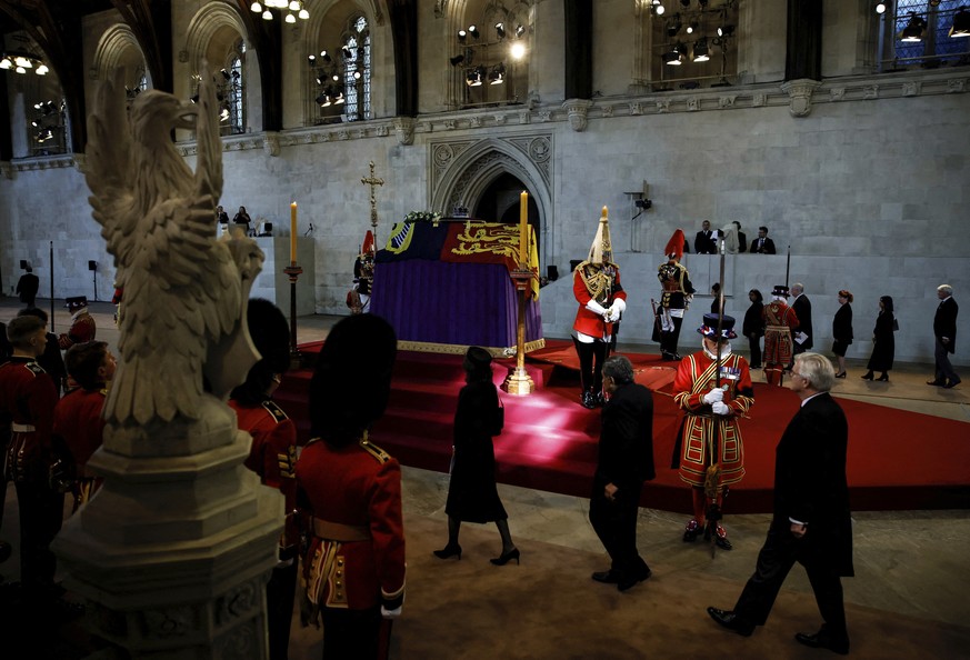 People queue to pay respect to the coffin of Britain&#039;s Queen Elizabeth II after the procession arrived at Westminster Hall from Buckingham Palace for her lying in state, in London, Britain, Wedne ...