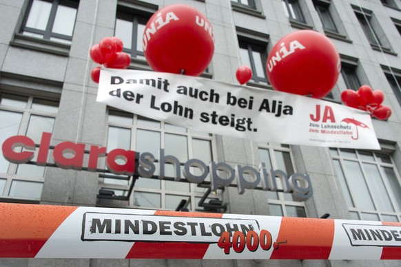 Die Unia Nordwestschweiz eroeffnet ihre regionale Mindestlohn-Kampagne auf dem Claraplatz in Basel am Mittwoch, 26. Februar 2014. Die Volksinitiative &quot;Fuer den Schutz fairer Loehne&quot; (Mindest ...