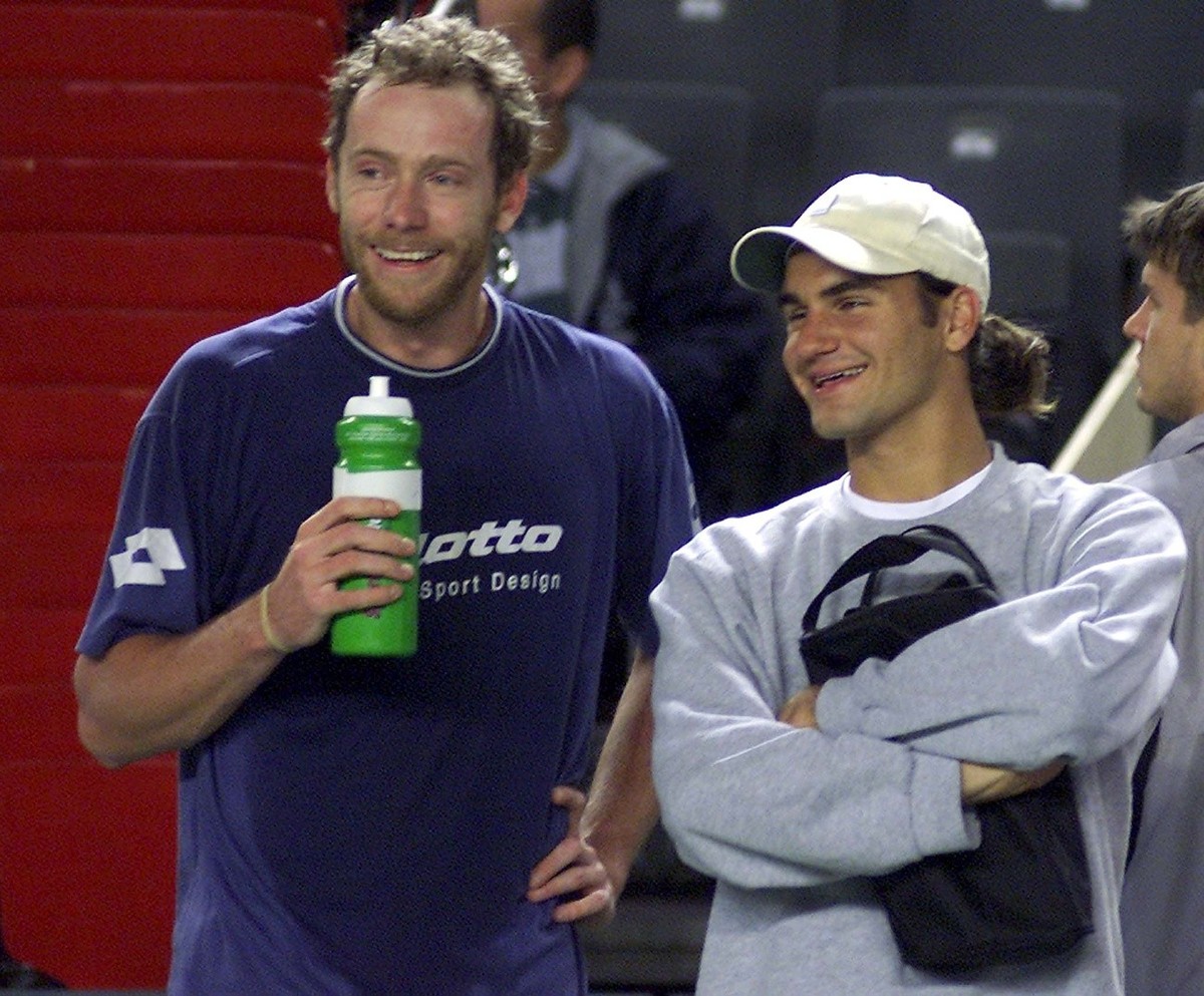 Lors du premier entrainement de l'equipe de Suisse se preparant a la rencontre avec la France, ici a gauche Marc Rosset avec a droite Roger Federer plaisantant lors des entrainements, ce lundi 02 ...