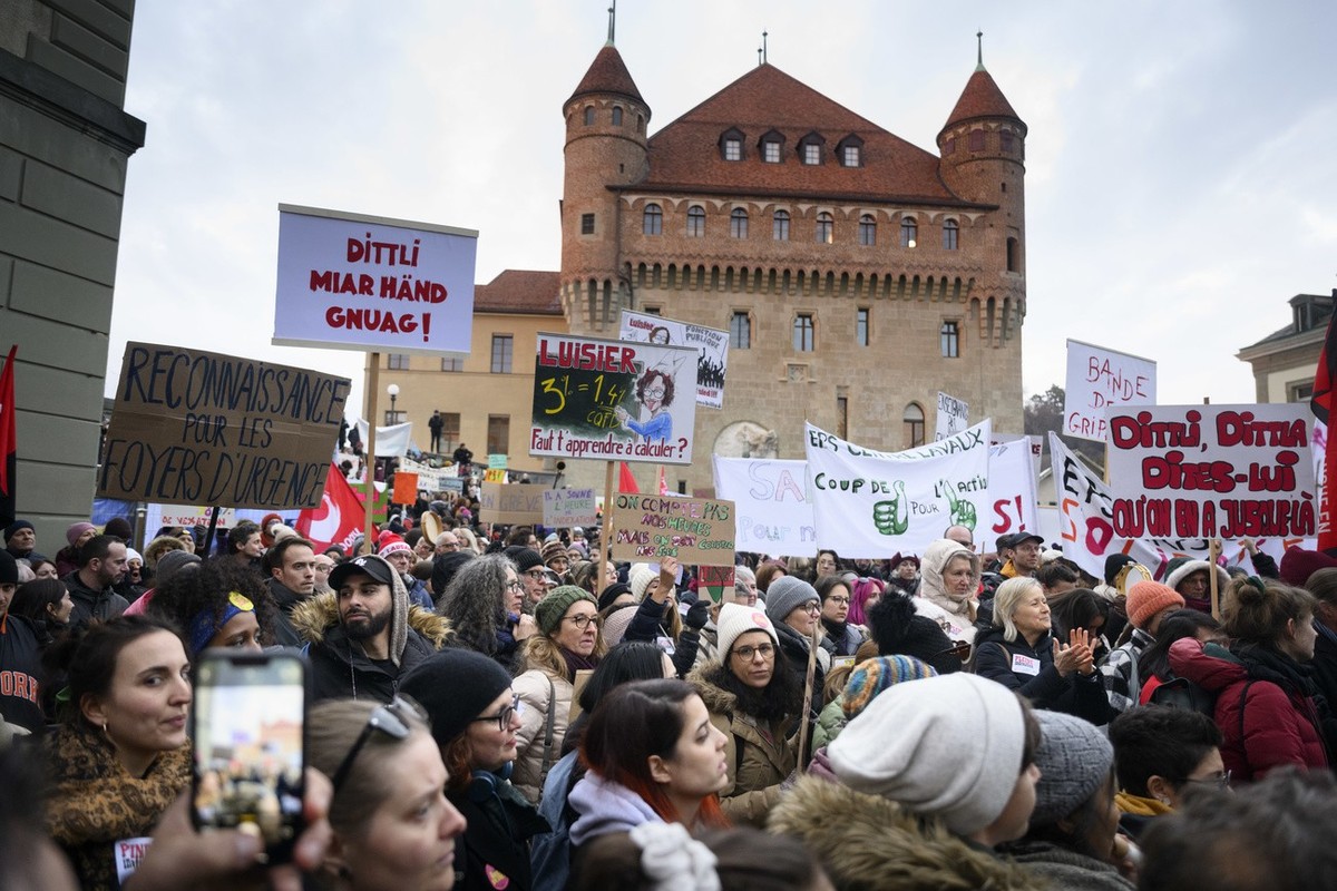 Des employes du canton de Vaud brandissent des pancartes devant le siege du gouvernement vaudois, le chateau Saint-Maire, lors d'un rassemblement pendant la journee d'actions et de greve de  ...
