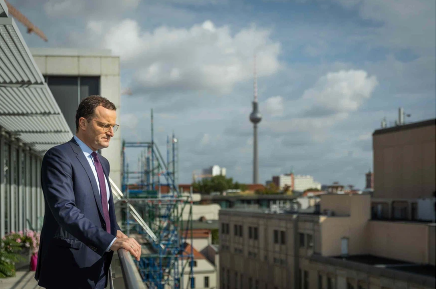 Jens Spahn auf einem Balkon des Bundesgesundheitsministeriums in Berlin.