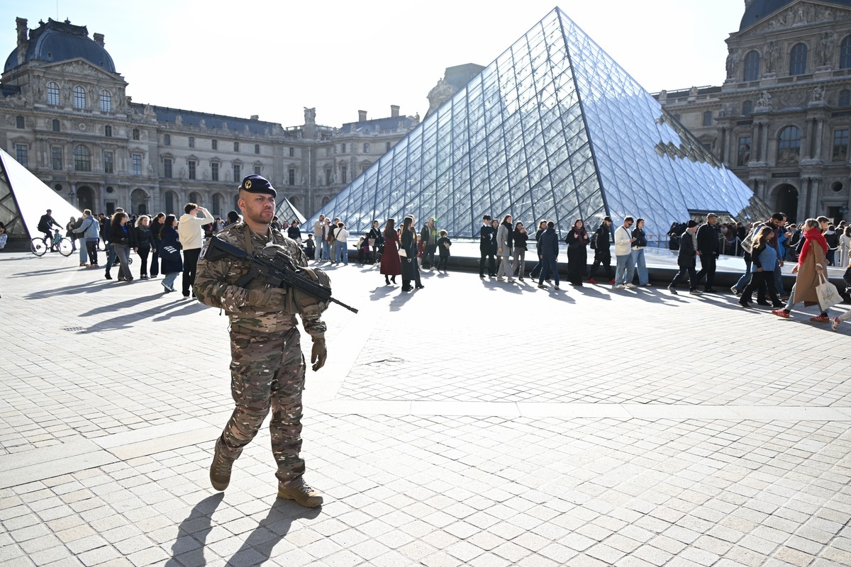 A soldier patrols in courtyard of the Louvre museum, Thursday, Oct. 30, 2025 in Paris. (AP Photo/Emma Da Silva)
France Louvre