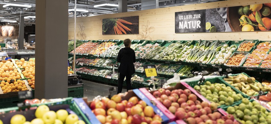 ZUR COOP FILIALE IM EINKAUFSZENTRUM SEEWEN MARKT STELLEN WIR IHNEN HEUTE FOLGENDES BILDMATERIAL ZUR VERFUEGUNG --- The fruit and vegetable department at the branch of retailer Coop at the shopping cen ...