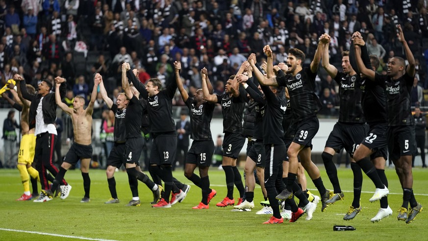 epa07514920 Frankfurt players celebrate after winning the UEFA Europa League quarter final second leg soccer match between Eintracht Frankfurt and Benfica Lisbon in Frankfurt, Germany, 18 April 2019.  ...