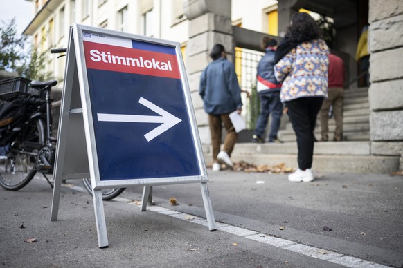 Ein Plakat mit der Aufschrift �Stimmlokal� steht vor den Schulhaus Aemtler fuer die Stimmabgabe an der Urne an den Eidgenoessischen Wahlen, am Sonntag, 22. Oktober 2023 im Walcheturm in Zuerich. Die S ...