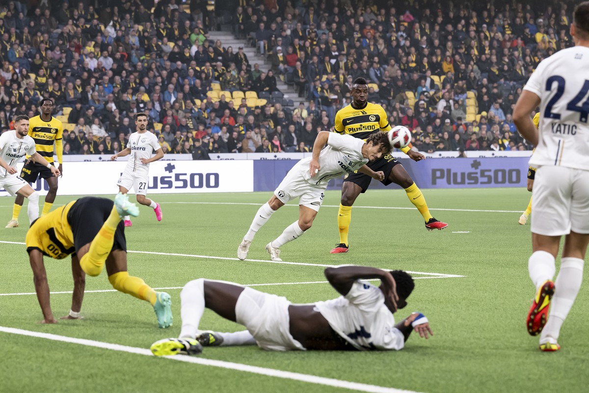 Zuerichs Lindrit Kamberi, links, gegen YB's Jean-Pierre Nsame, rechts, im Fussball Meisterschaftsspiel der Super League zwischen dem BSC Young Boys und dem FC Zuerich, am Samstag samedi, 21. Okto ...
