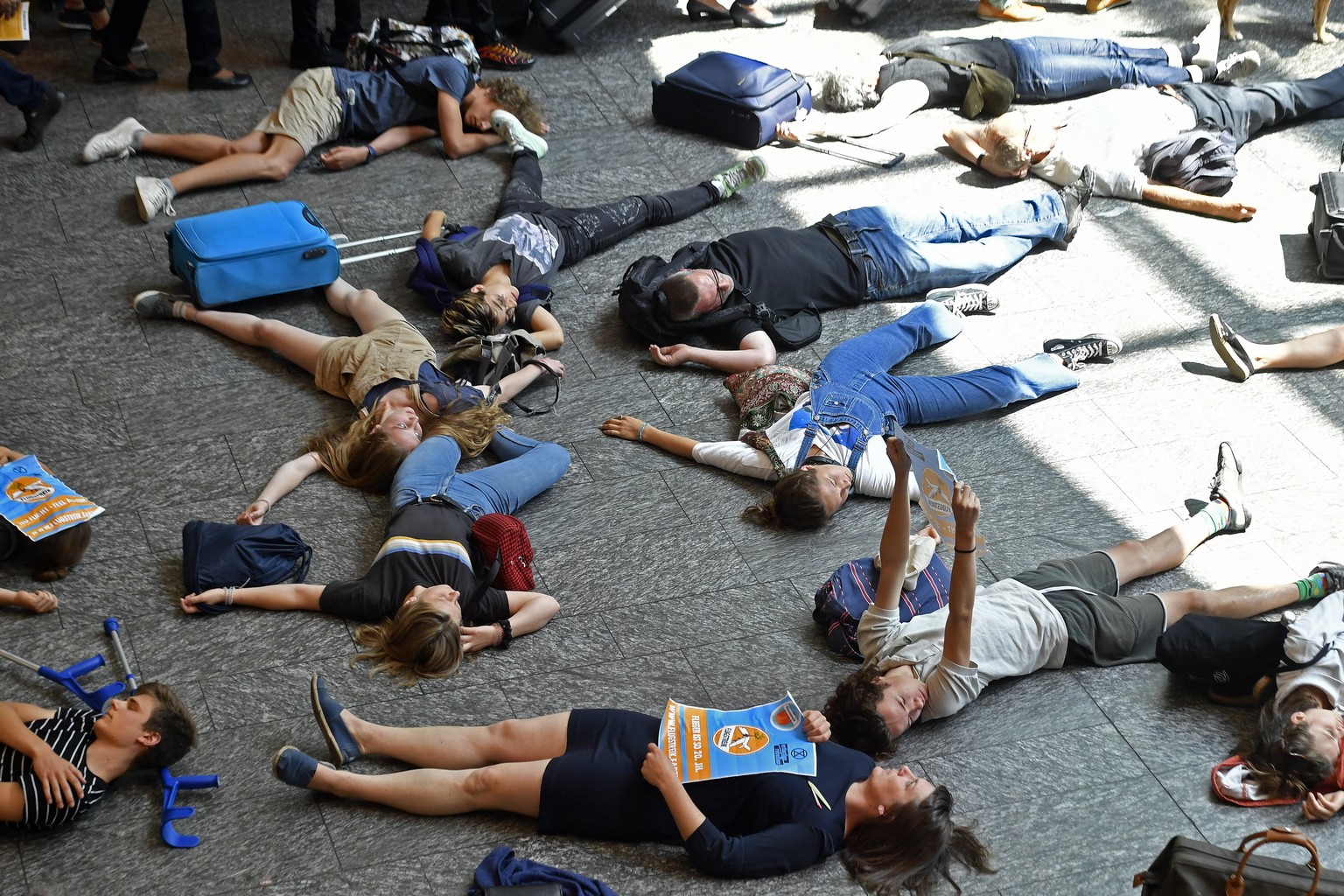 Aktion von Klimaaktivisten zum Ferienstart auf dem Flughafen Zuerich in Kloten am Samstag, 13. Juli 2019. (KEYSTONE/Walter Bieri)