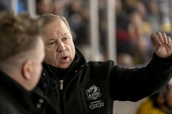 Headcoach Greg Ireland (HCA) im Qualifikationsspiel der Eishockey National League zwischen dem HC Ajoie und den ZSC Lions in der Raiffeisen Arena in Porrentruy, am Freitag, 22. November 2024. (KEYSTON ...