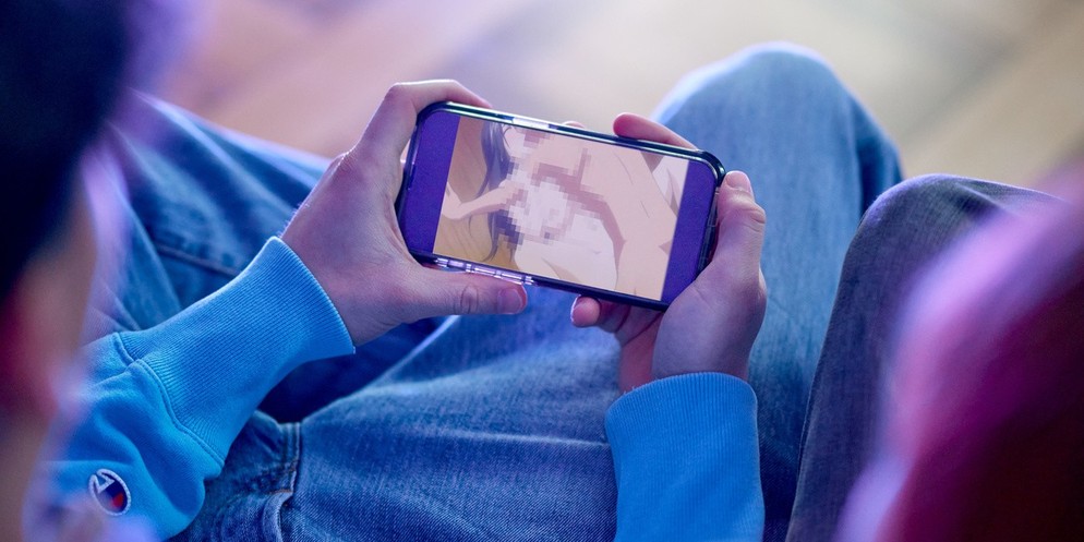 Sexuelle Handlungen mit Minderjährigen oder Tieren, die ganz einfach per Handy verschickt oder auf Social Media geteilt werden. Jugendliche verbreiten mehr illegale Pronografie – und die Beschuldigten ...