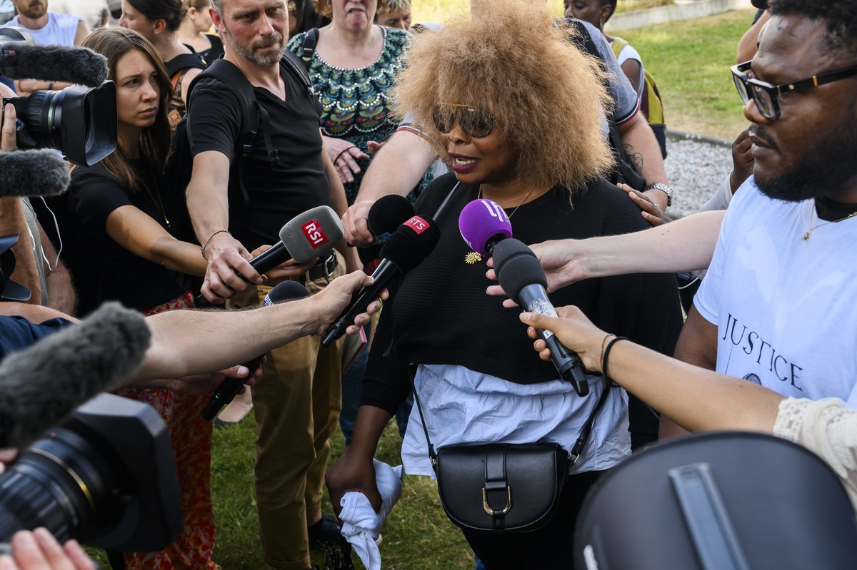 La veuve de Mike Bridget Efe parle aux journalistes apres la lecture du verdict du proces des six policiers accuses de l'homicide de Mike Ben Peter devant le Tribunal correctionnel de l'arro ...