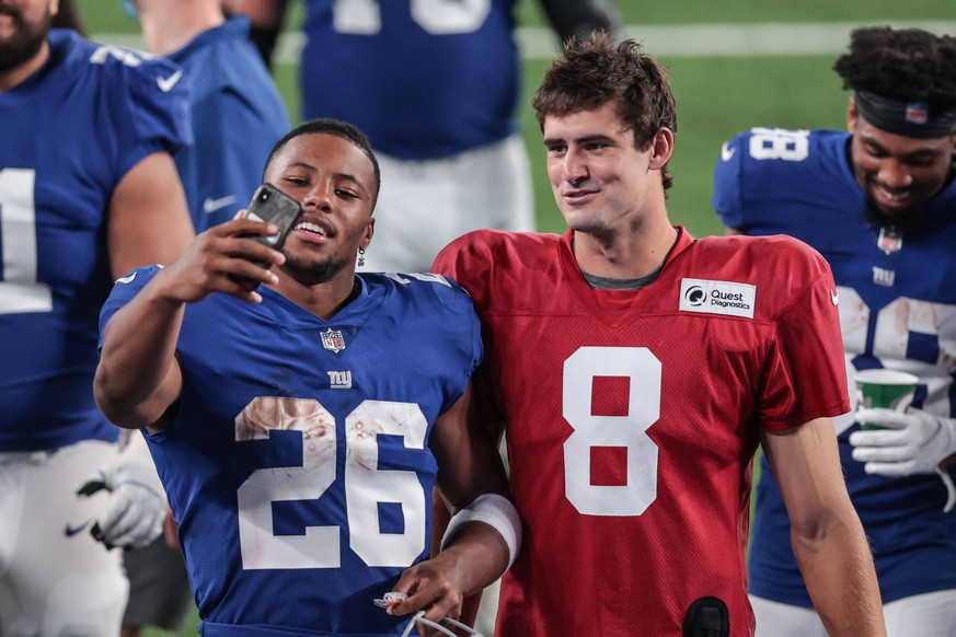 NFL, American Football Herren, USA New York Giants Blue-White Scrimmage, Aug 28, 2020 East Rutherford, New Jersey, USA New York Giants running back Saquon Barkley 26 takes a selfie with quarterback Da ...