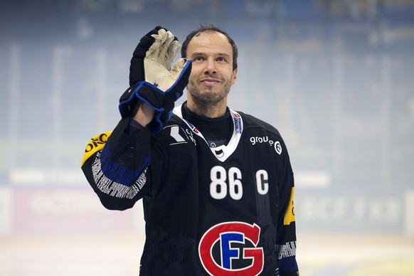Julien Sprunger (HCFG) winkt ins Publikum vor dem Eishockey Meisterschaftsspiel der National League zwischen dem HC Fribourg Gotteron und dem HC Davos, am Sonntag, 7. Dezember 2025 in der BCF-Arena in ...