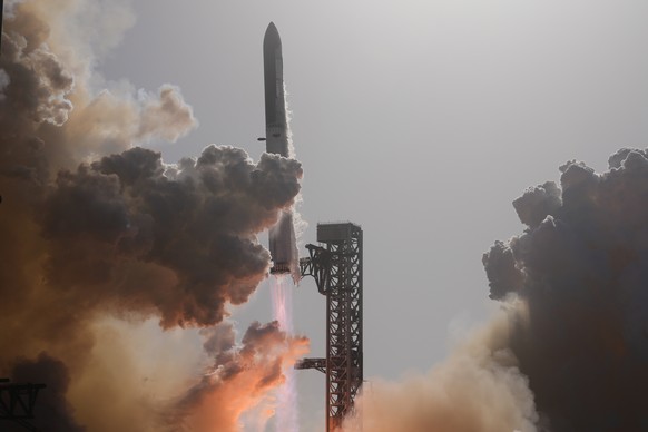 KEYPIX - SpaceX's mega rocket Starship lifts off for a test flight from Starbase, Texas, Friday, July 24, 2026. (AP Photo/Eric Gay)